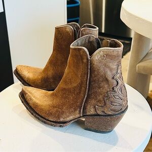 NEW Ariat leather women’s boots- size 8.5